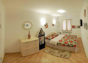 a bedroom with a bed and a dresser and a dresser at Студия на Соборной in Mykolaiv