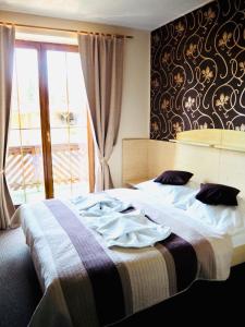 Łóżko lub łóżka w pokoju w obiekcie Hotel U Loubů