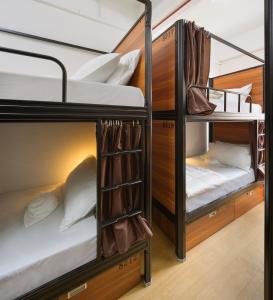 Dviaukštė lova arba lovos apgyvendinimo įstaigoje 7 Wonders Hostel at Upper Dickson