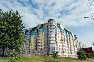 a large apartment building on the side of a hill at апартаменты возле Лавины.Новый дом. 1 этаж in Sumy