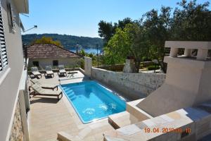 בריכת השחייה שנמצאת ב-Sealodge - Luxe Villa, private pool, mooring, parking, sea & mountain view, at 150 m from idyllic private beach או באזור
