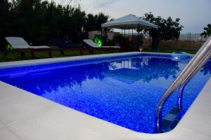 Bazén v ubytování Summer Breeze Villa nebo v jeho okolí