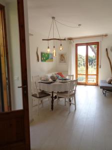 奎爾恰內拉的住宿－La casa di Nina，厨房以及带桌椅的用餐室。