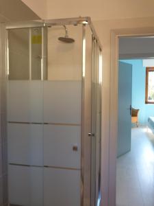 armadio bianco con porta a vetri in camera di La casa di Nina a Quercianella Altre 51 foto