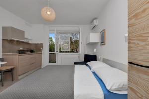 เตียงในห้องที่ Apartments & Rooms Rica
