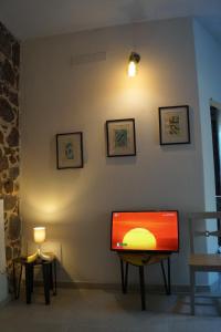 TV a/nebo společenská místnost v ubytování Sa Domo de Mannoi Su Catreathu