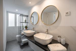 uma casa de banho com dois lavatórios e dois espelhos em iloftmalaga San Millán em Málaga