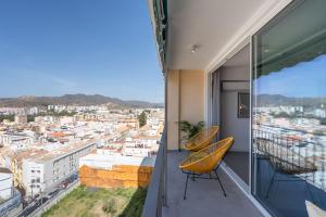 uma varanda com 2 cadeiras e vista para a cidade em iloftmalaga San Millán em Málaga