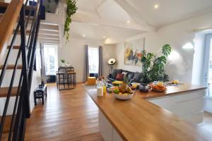 eine Küche mit einem Tisch und einer Obstschale darauf in der Unterkunft Duplex Elegant & Moderne - 3 chambres - Rooftop terrasse & Jacuzzi- Chélitz in Biarritz