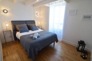 ein Schlafzimmer mit einem Bett mit zwei Handtüchern darauf in der Unterkunft Duplex Elegant & Moderne - 3 chambres - Rooftop terrasse & Jacuzzi- Chélitz in Biarritz