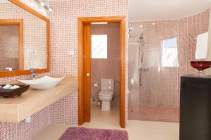 ein Badezimmer mit Toilette, Waschbecken und Dusche in der Unterkunft Terrazas del Mar Villa on the beach Sea Terrace Wifi free Golf Ecological house in La Garita + 24 Fotos