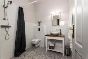 A bathroom at Villa Lenka Még 24 kép