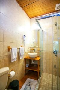 Bilik mandi di Hotel Casa Merlin