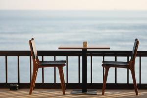 een tafel en 2 stoelen op een balkon bij Private Luxury Villa Celagi - with large infinity pool and ocean view in Amed