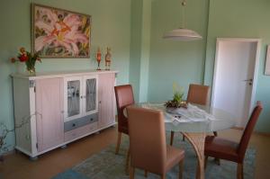 comedor con mesa y armario en Landidyll, en Uelzen