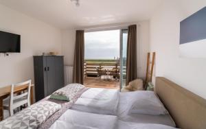 Postel nebo postele na pokoji v ubytování Het Vlielandhotel