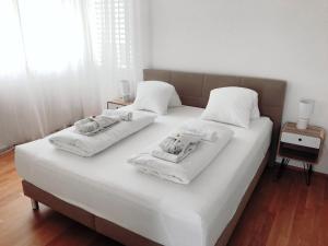 um quarto com 2 camas e toalhas em Easy-Living Apartments Dietwil em Dietwil