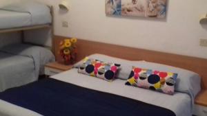 A bed or beds in a room at Hotel Sabrina