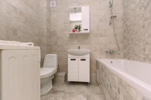Un baño con inodoro, bañera y lavabo. en Люкс апартамента на Харьковской возле ТЦ Лавина, en Sumy 55 fotos más