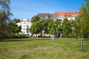 a park with trees in front of a building at Pension Am Park in Berlin