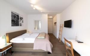 - une chambre avec 2 lits et une télévision murale dans l'établissement Het Vlielandhotel, à Oost-Vlieland