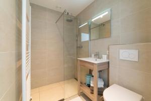 Koupelna v ubytování Het Vlielandhotel + 18 fotografií