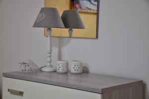 una mesa con dos lámparas y dos tazas. en House Le Fontanelle en Lizzano