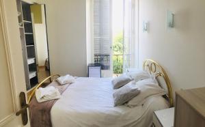 カンヌにあるWinter Palaceの窓付きの客室の白いベッド1台