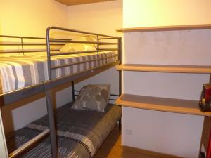 Palanda nebo palandy na pokoji v ubytování Confortable appartement T2 cabine Loudenvielle