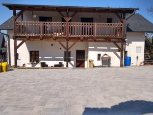 - une grande terrasse sur une maison avec un patio dans l'établissement Apartmán Eliška, à Kuks