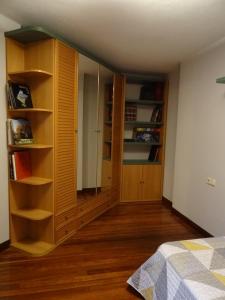 um quarto com uma estante de livros e um armário em Duplex Frain em Lesaka