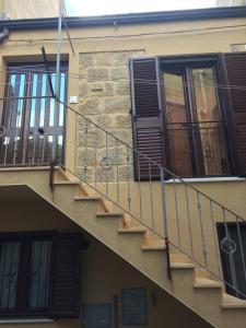 a staircase on a building withwindows and a door at la casa di laura in Calascibetta