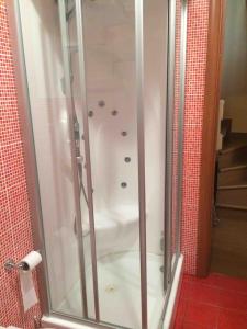 W łazience znajduje się prysznic ze szklanymi drzwiami. w obiekcie la casa di laura w mieście Calascibetta