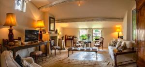una sala de estar con un sofá y una mesa en Chez Vous, en Uzès