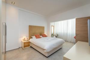 Кровать или кровати в номере Superbe Apt avec terrasse Gordon Beach