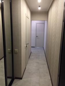 een lege hal met een deur en een hallwayngth bij Apartament West Side in Kiev