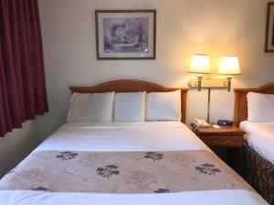 Postel nebo postele na pokoji v ubytování Americas Best Value Inn - Pendleton