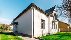 The building in which a panziókat is located