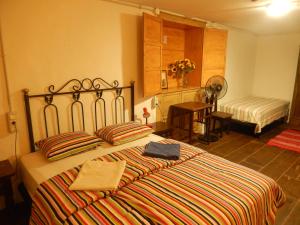 En eller flere senge i et værelse på Pension La Cubana