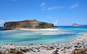 una playa con un grupo de personas en el agua en The Heart of Kissamos Studios, en Kissamos
