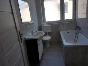 A bathroom at Marynarska 19
