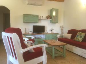 un soggiorno con divano e TV di Casa Victor a Playa Migjorn