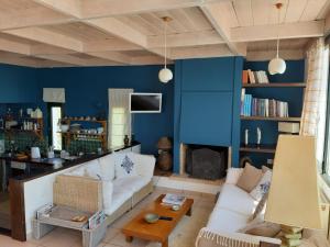 アイギナにあるDream Terraceの青い壁のリビングルーム(白いソファ付)