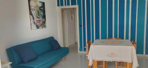 A seating area at ADRIATICO 28 int.2