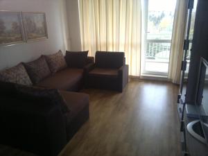 un soggiorno con divano, sedia e finestra di ApartComplex Splendid - Apartment Romance № 46 a Sveti Konstantin i Elena