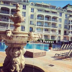 fontanna przed dużym budynkiem w obiekcie ApartComplex Splendid - Apartment Romance № 46 w miejscowości Sweti Konstantin i Sweta Elena
