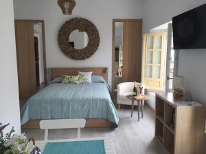 Łóżko lub łóżka w pokoju w obiekcie NATURA SUITE MÁLAGA