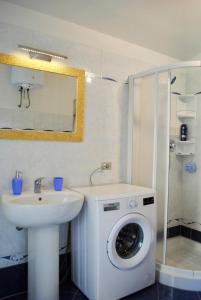 A bathroom at The Old Mansion