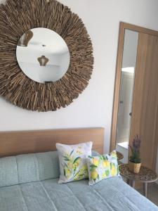 Łóżko lub łóżka w pokoju w obiekcie NATURA SUITE MÁLAGA