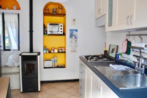 A kitchen or kitchenette at The Old Mansion